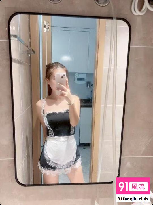 粉嫩美乳白虎妹